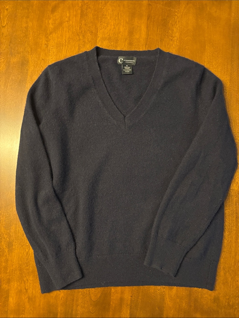 C by Bloomingdale’s cashmere v neck XL